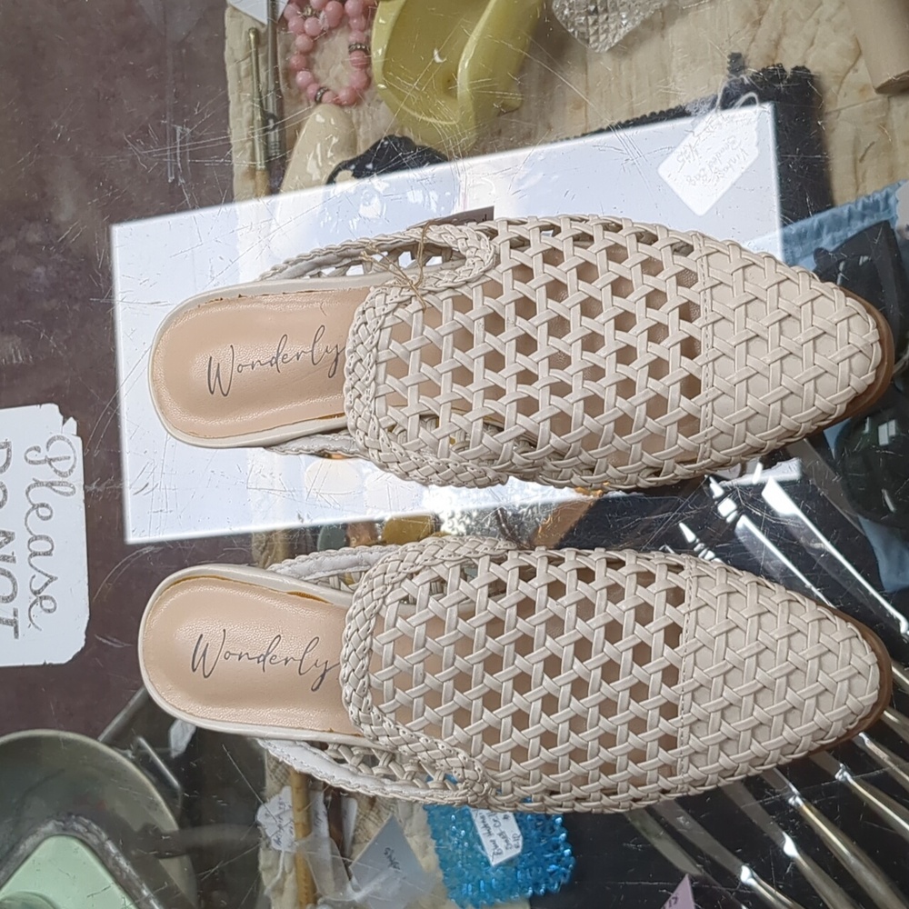 NWT Cream Wonderly Slide on mules